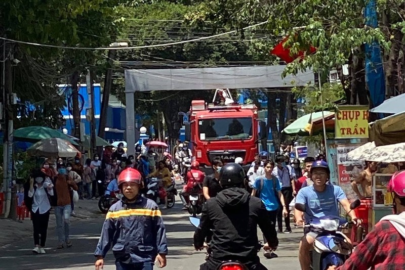 Hỏa hoạn trong khu dân cư, xe cứu hỏa 'đứng bánh' vì cổng chào - ảnh 1