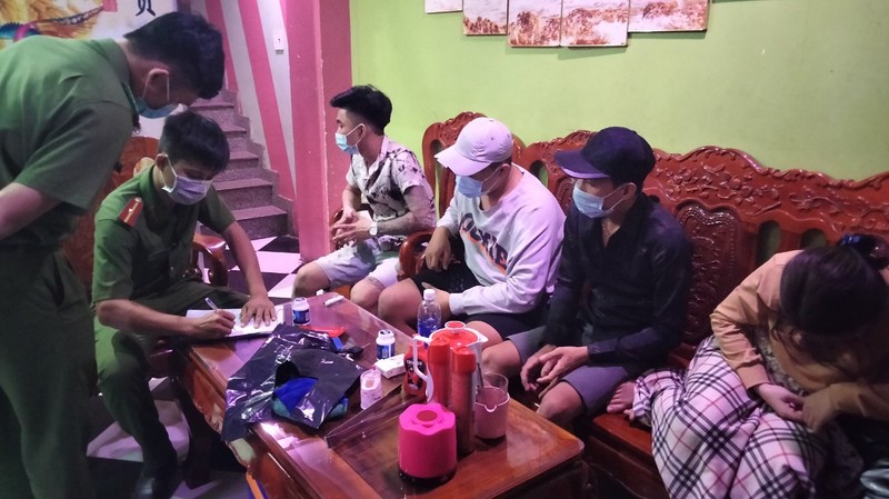 10 nam nữ 'bay lắc' trong quán karaoke ở Bình Phước giữa mùa dịch - ảnh 1