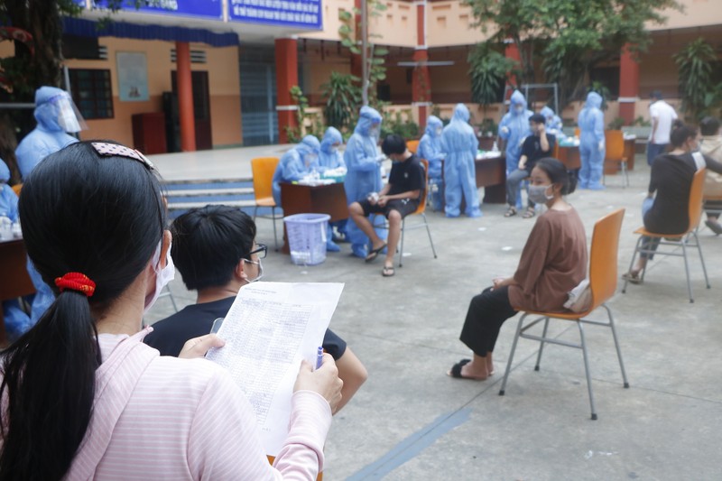 28.000 thí sinh và giáo viên Bình Dương, Bình Phước đang test COVID-19 - ảnh 4