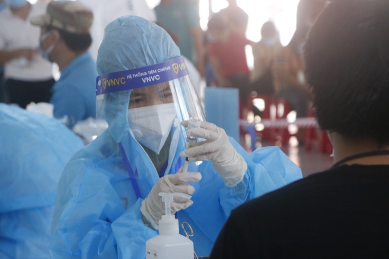 Giải 'cơn khát' vaccine, công nhân tại Bình Dương đồng loạt được tiêm mũi 1 - ảnh 8