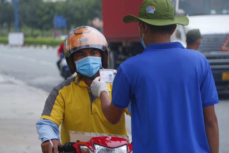 Bình Dương kiểm soát nghiêm ngặt việc đi lại của người dân - ảnh 3