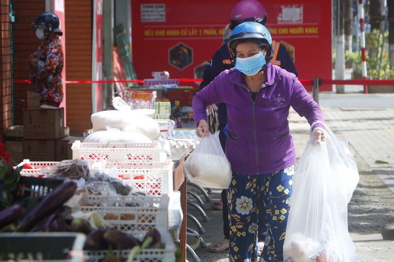 Bình Dương: Hàng trăm tấn nhu yếu phẩm đến tay công nhân, người lao động - ảnh 3