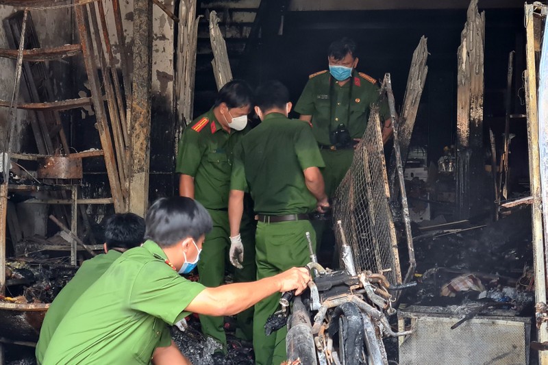 Bắt đầu khám nghiệm hiện trường vụ cháy làm 5 người chết thảm ở Bình Dương - ảnh 7