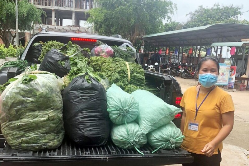 Bình Dương: Mang gạo và đồ ăn đến tận tay người dân tại 15 phường bị 'khóa chặt' - ảnh 4