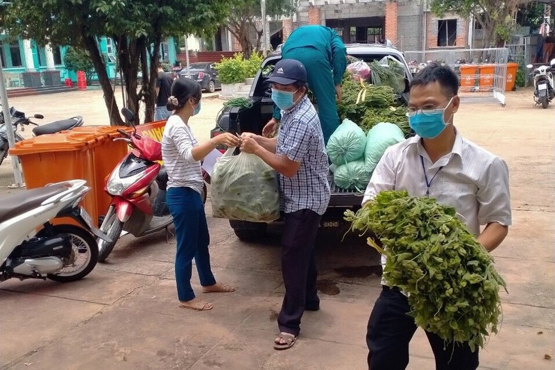 Bình Dương: Mang gạo và đồ ăn đến tận tay người dân tại 15 phường bị 'khóa chặt' - ảnh 7