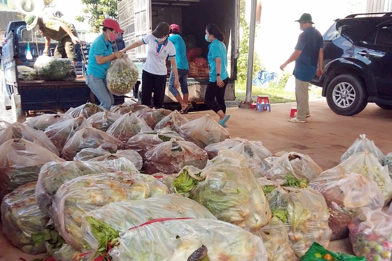 Bình Dương: Mang gạo và đồ ăn đến tận tay người dân tại 15 phường bị 'khóa chặt' - ảnh 3