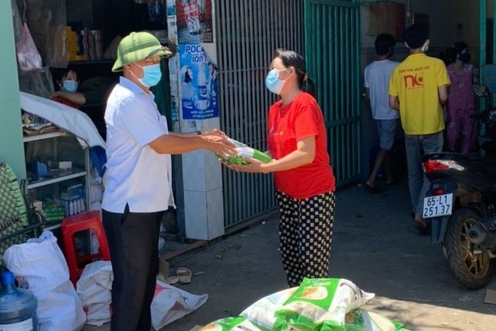 Bình Dương: Mang gạo và đồ ăn đến tận tay người dân tại 15 phường bị 'khóa chặt' - ảnh 10