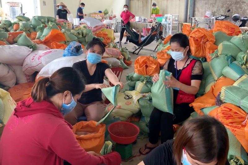 Bình Dương: Mang gạo và đồ ăn đến tận tay người dân tại 15 phường bị 'khóa chặt' - ảnh 2