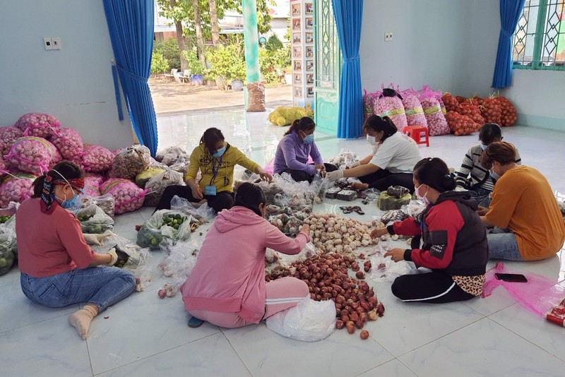 Bình Dương: Mang gạo và đồ ăn đến tận tay người dân tại 15 phường bị 'khóa chặt' - ảnh 6