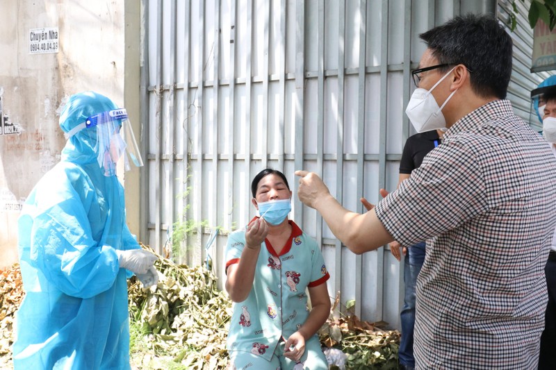 Phó Thủ tướng thị sát 'điểm nóng' dịch COVID-19 ở Bình Dương - ảnh 2