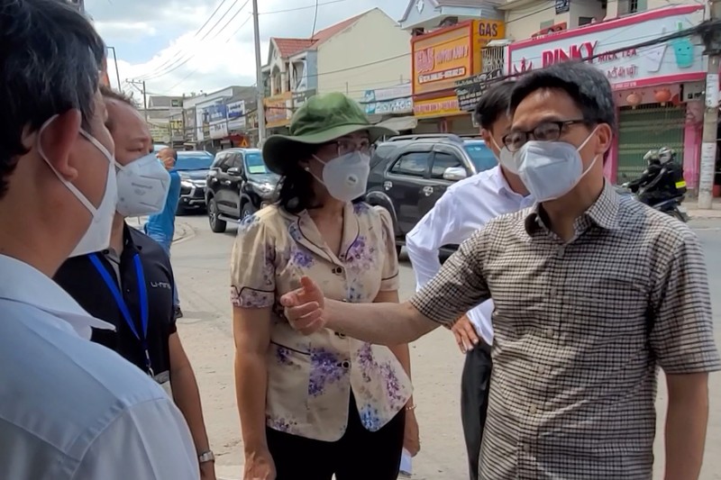 Người dân Bình Dương treo biển 'cần hỗ trợ', Phó Thủ tướng chỉ đạo nóng - ảnh 1