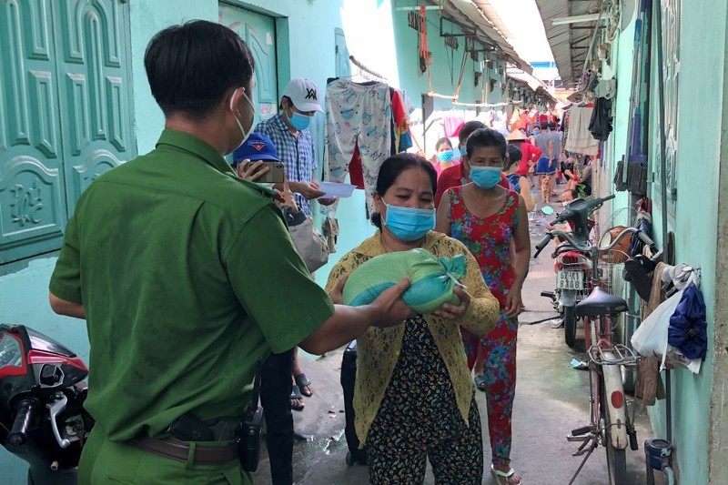 Người dân Bình Dương treo biển 'cần hỗ trợ', Phó Thủ tướng chỉ đạo nóng - ảnh 3