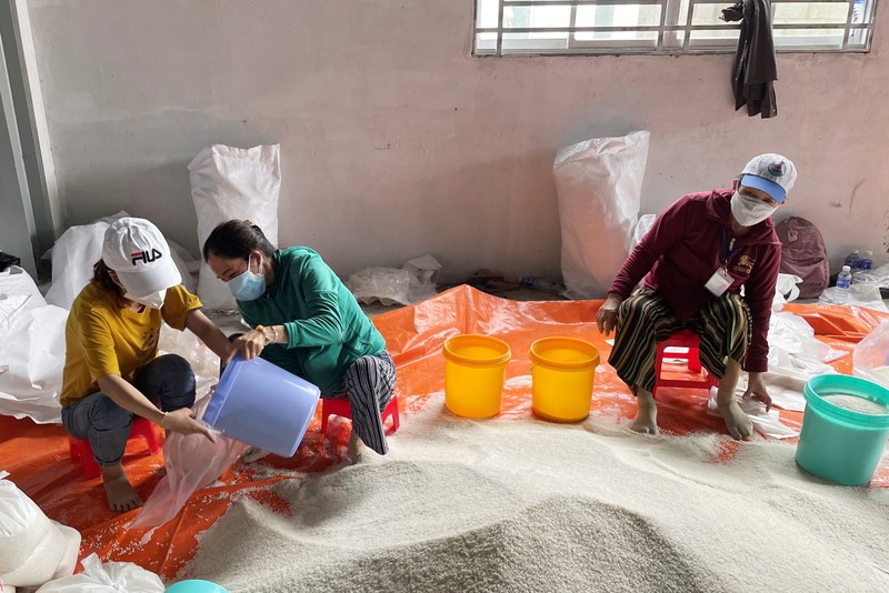 Người dân Bình Dương treo biển 'cần hỗ trợ', Phó Thủ tướng chỉ đạo nóng - ảnh 2