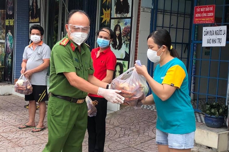 Cán bộ, chiến sĩ Công an Bình Dương vào tâm dịch hỗ trợ người dân - ảnh 5