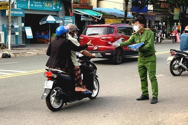 Cán bộ, chiến sĩ Công an Bình Dương vào tâm dịch hỗ trợ người dân - ảnh 10