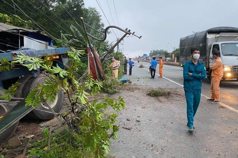 Xe đầu kéo lao vào nhà dân, cả gia đình thoát chết trong gang tấc - ảnh 2