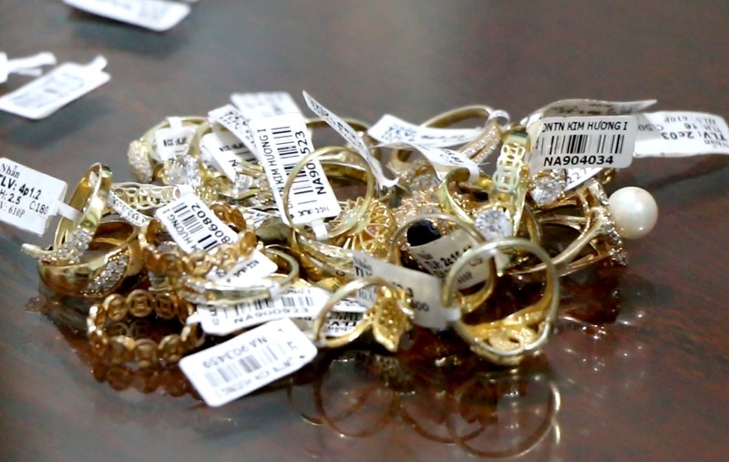 Nữ nhân viên tiệm vàng ở Bình Phước trộm 2300 món trang sức hơn 9 tỉ đồng - ảnh 2