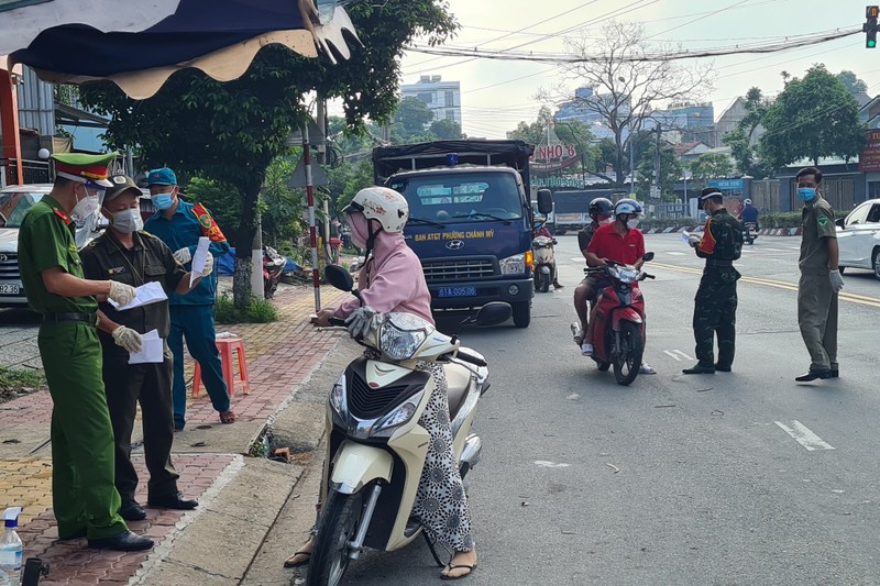 Sáng 1-10, hàng trăm người ở Bình Dương tự ý về quê đều phải quay đầu - ảnh 1