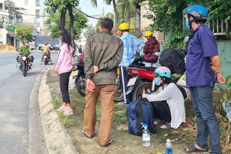 Sáng 1-10, hàng trăm người ở Bình Dương tự ý về quê đều phải quay đầu - ảnh 8