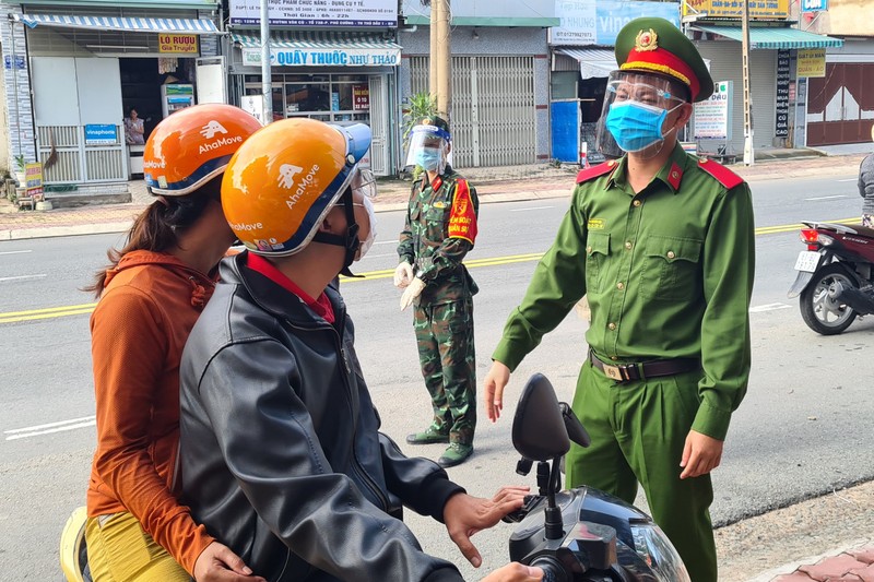 Sáng 1-10, hàng trăm người ở Bình Dương tự ý về quê đều phải quay đầu - ảnh 5