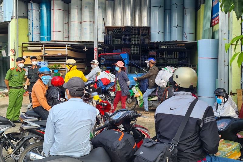 Sáng 1-10, hàng trăm người ở Bình Dương tự ý về quê đều phải quay đầu - ảnh 7