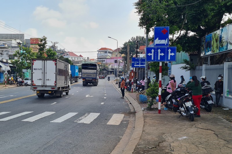 Sáng 1-10, hàng trăm người ở Bình Dương tự ý về quê đều phải quay đầu - ảnh 2