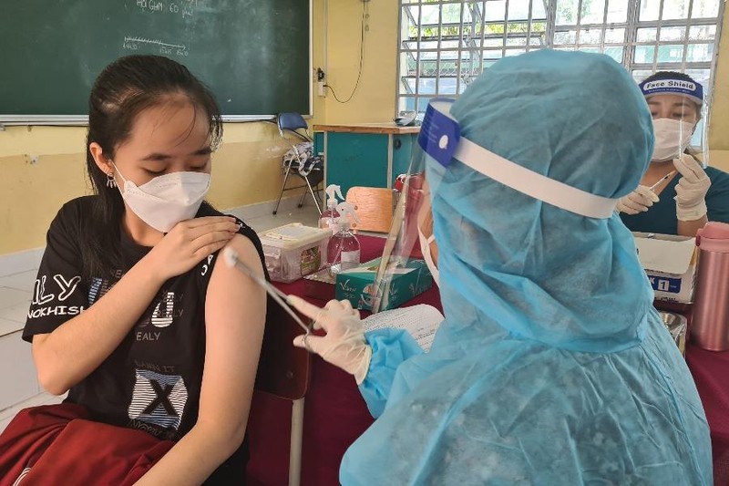 59.000 học sinh Bình Dương đồng loạt được tiêm vaccine - ảnh 1