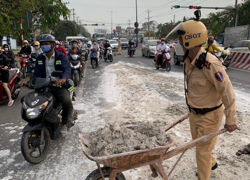 CSGT Bình Dương cùng dân dọn đất, đá rơi trên quốc lộ - ảnh 2