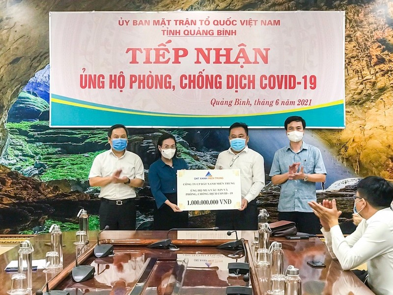 Đất Xanh Miền Trung tặng máy xét nghiệm 2,8 tỉ đồng cho Quảng Bình - ảnh 2