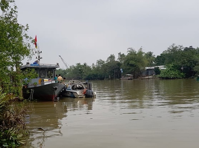 Lật cano trên sông Hậu, 1 cảnh sát giao thông mất tích - ảnh 1