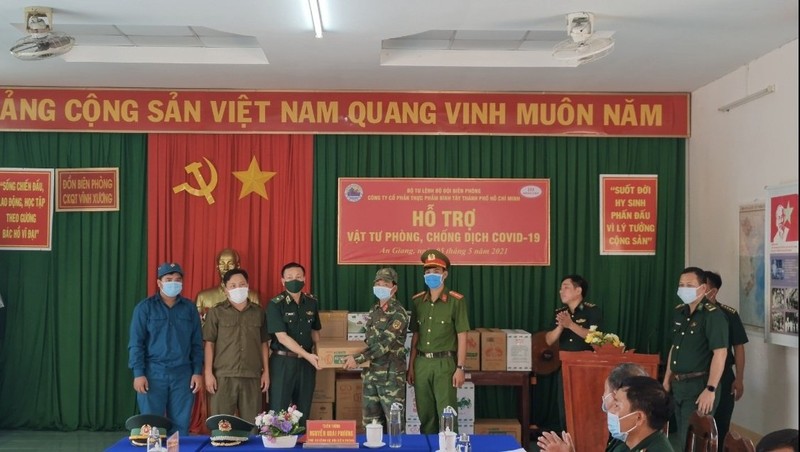 Hỗ trợ vật tư chống COVID-19 cho Bộ đội Biên phòng An Giang - ảnh 1