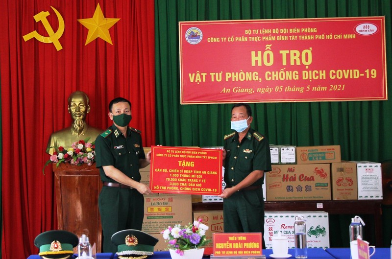 Hỗ trợ vật tư chống COVID-19 cho Bộ đội Biên phòng An Giang - ảnh 2