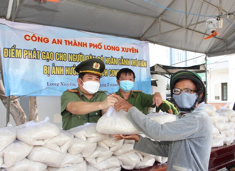 Công an An Giang trao 170 tấn gạo cho người dân khó khăn - ảnh 1
