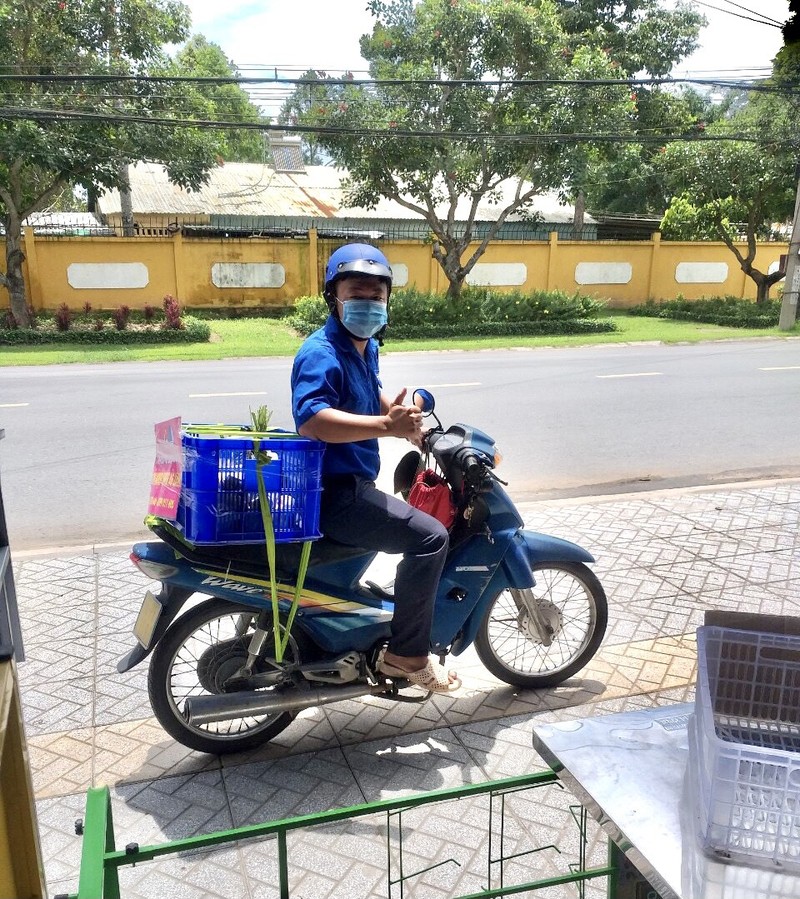 Đồng Tháp: Đội 'Shipper áo xanh' giúp người dân ở khu phong tỏa đi chợ - ảnh 2