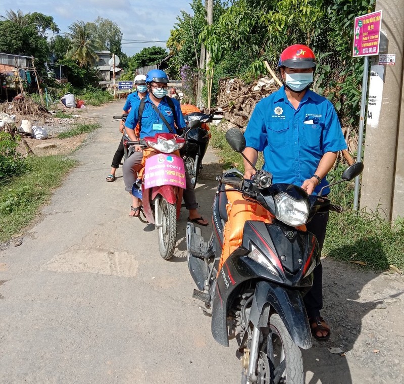 Đồng Tháp: Đội 'Shipper áo xanh' giúp người dân ở khu phong tỏa đi chợ - ảnh 4