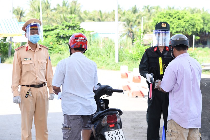 Trà Vinh thuê phương tiện đưa người và xe 2 bánh qua chốt kiểm soát y tế - ảnh 1