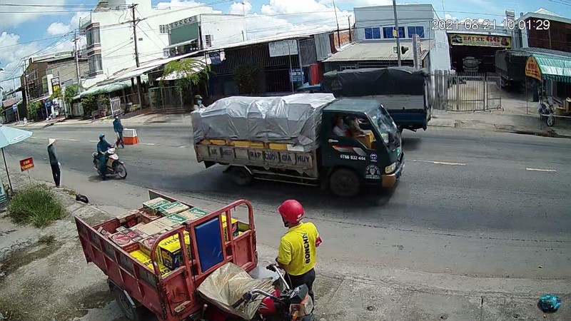 Công an trực chốt truy bắt bị can truy nã đu trên xe tải - ảnh 1