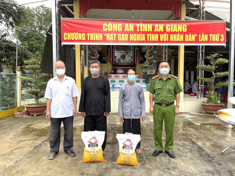 Công an An Giang hỗ trợ 200 tấn gạo cho người khó khăn do COVID-19 - ảnh 3