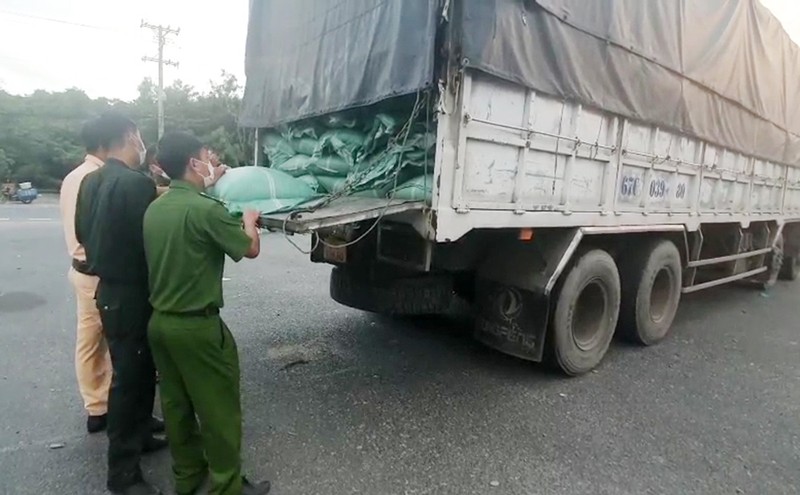 2 xe tải chở 42 tấn cà phê không rõ nguồn gốc - ảnh 1