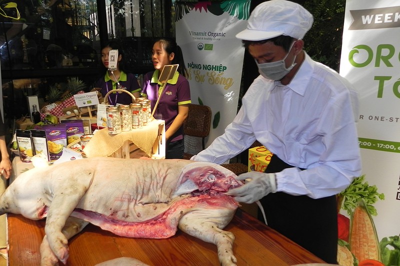 Heo rừng, gà… nuôi kiểu Mỹ ra chợ tết Việt - ảnh 2