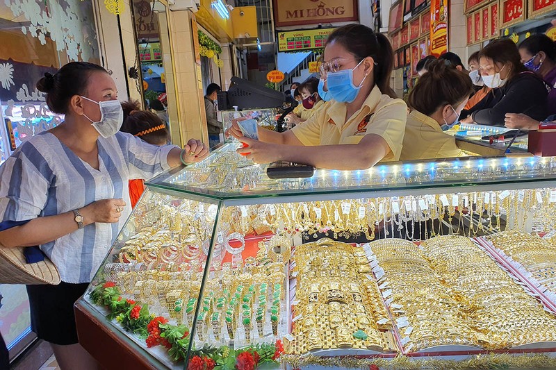 Thị trường vàng Thần tài: Mua nhiều sẽ lỗ nặng - ảnh 1