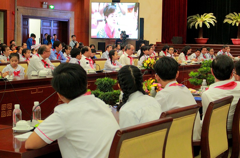 'Mùi kênh hôi quá, em không tập trung học được' - ảnh 1