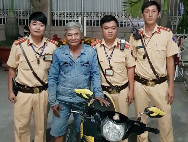 Đẩy xe ăn trộm trên đường, bị CSGT quận 12 'vịn' - ảnh 1