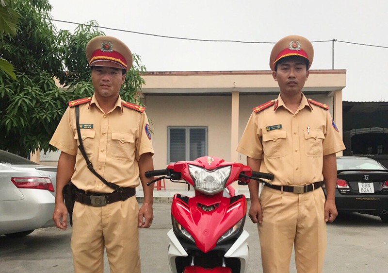 CSGT tóm gọn 2 kẻ trộm từ chiếc xe không chìa khóa cổ - ảnh 1