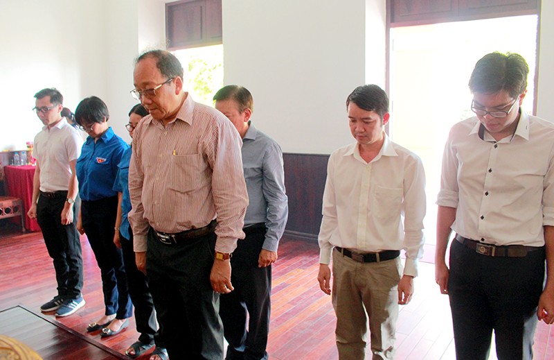 Đoàn người nối hàng dài vào dâng hương Chủ tịch Hồ Chí Minh - ảnh 5