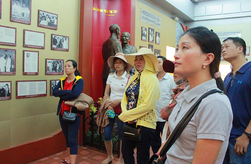 Đoàn người nối hàng dài vào dâng hương Chủ tịch Hồ Chí Minh - ảnh 7