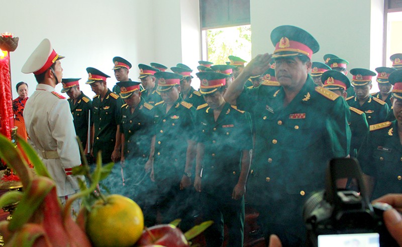 Đoàn người nối hàng dài vào dâng hương Chủ tịch Hồ Chí Minh - ảnh 2