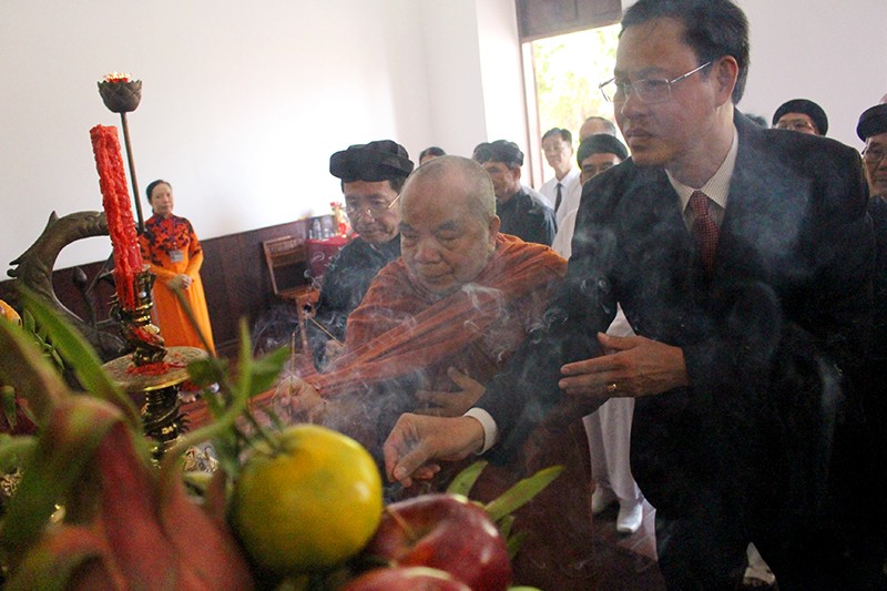 Đoàn người nối hàng dài vào dâng hương Chủ tịch Hồ Chí Minh - ảnh 3