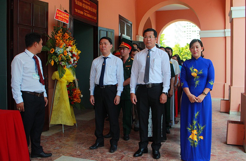 Đoàn người nối hàng dài vào dâng hương Chủ tịch Hồ Chí Minh - ảnh 6