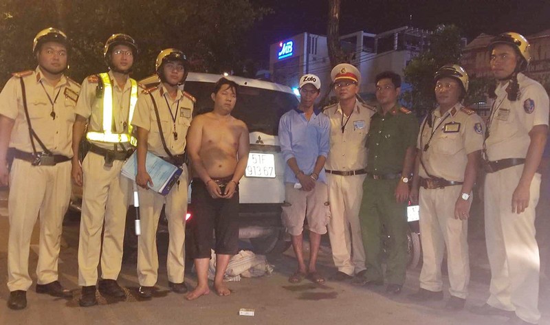 CSGT lục tung bãi cỏ bắt 2 anh em chở thuốc lậu - ảnh 1